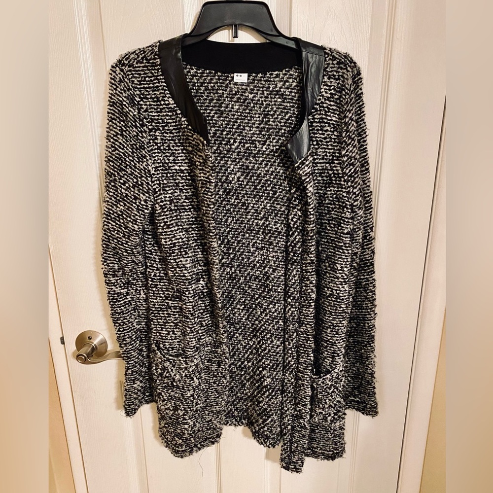 Three dots/long/black/white/cardigan/front pockets/faux leather collar.